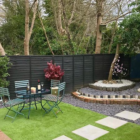 1 Bed Cottage-Museum View-Garden-Free Parking Weybridge Exterior foto
