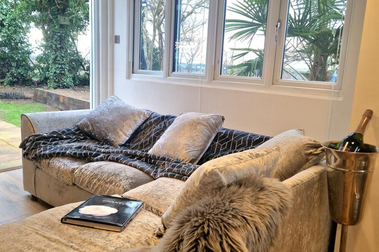 1 Bed Cottage-Museum View-Garden-Free Parking Weybridge Exterior foto