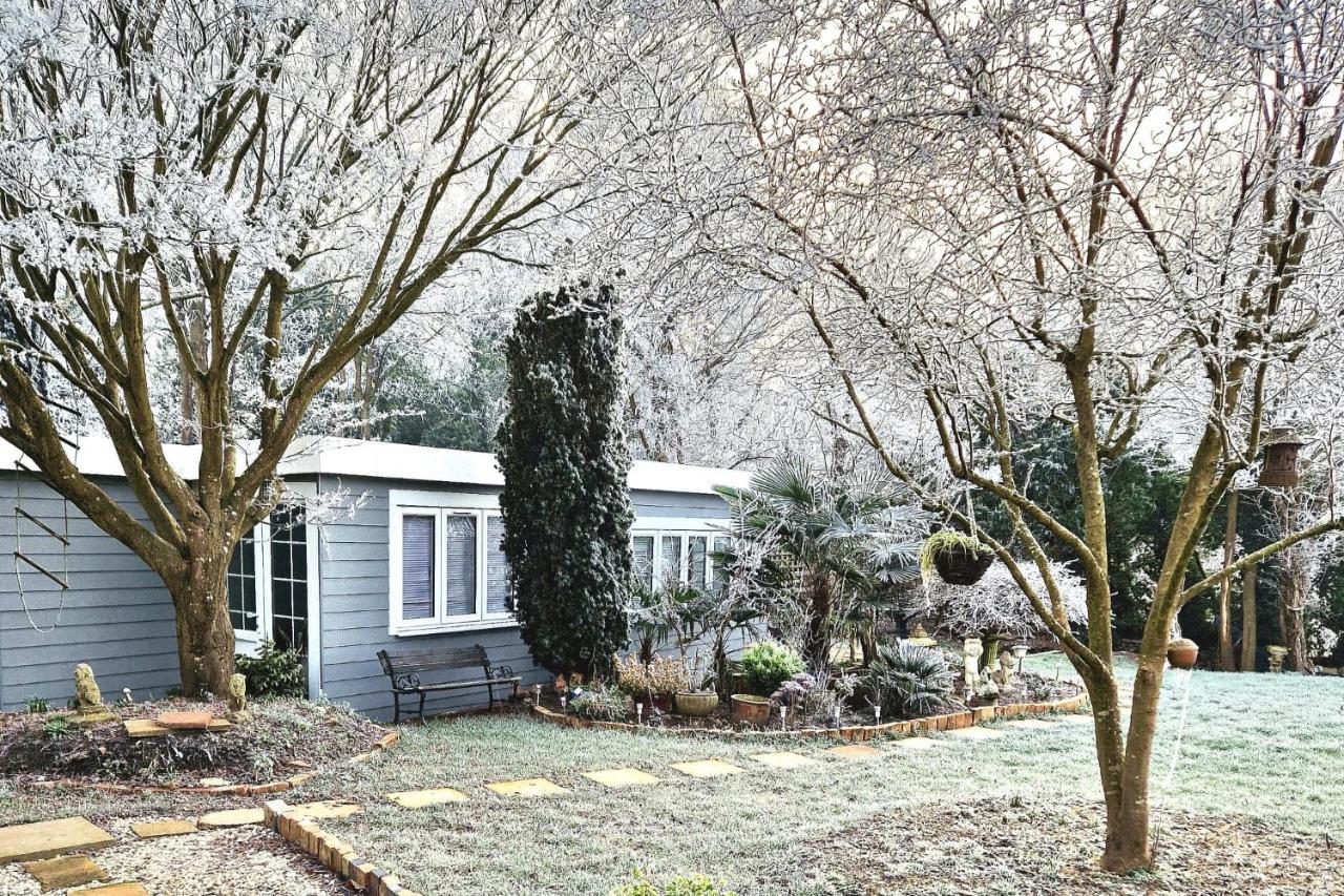 1 Bed Cottage-Museum View-Garden-Free Parking Weybridge Exterior foto