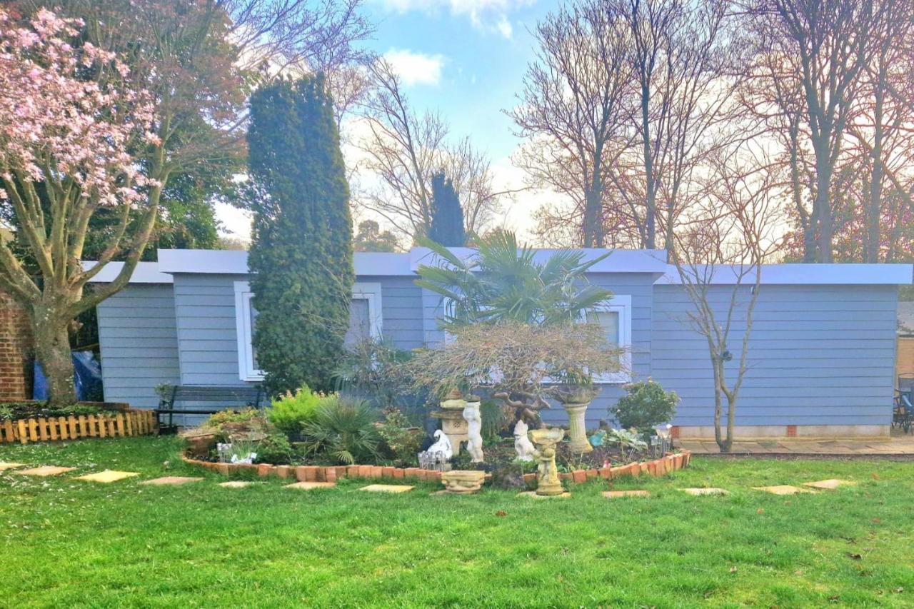 1 Bed Cottage-Museum View-Garden-Free Parking Weybridge Exterior foto